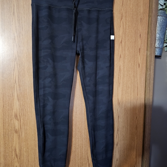 Vuori Dark Camouflage Leggings - Picture 2 of 3